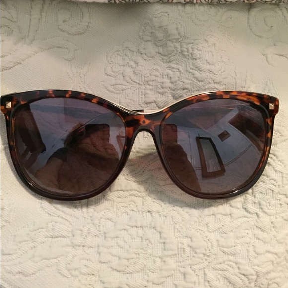 Accessories - ✅🌲🎁 Guess tortoise & gold sunglasses